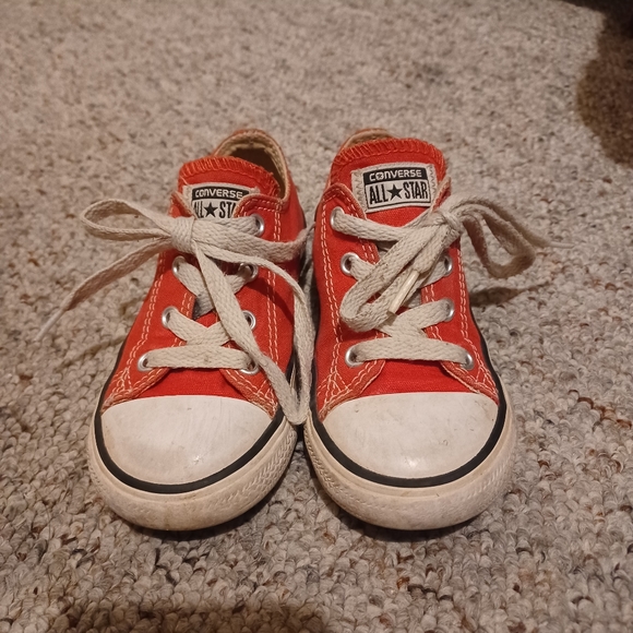 Red converse - Picture 1 of 4